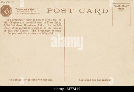 Das Broadmoor Hotel am Fuße des Mount Cheyenne in der Nähe von Pike's Peak ist in diesem Bild dargestellt. Das Hotel ist bekannt für seinen Luxus und seine historische Bedeutung. Stockfoto