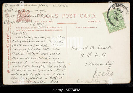 Ein Foto des Eleanor Cross in Charing Cross, London, das die komplizierten Details des historischen Monuments festlegt. Stockfoto