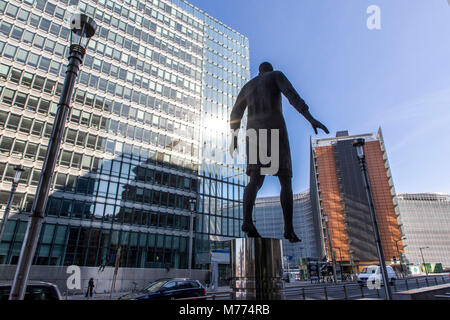 Europäische Kommission, Berlaymont, Brüssel, Stepping Forward Artwork von Hanneke Beaumont, in der Rue de la Loi, Stockfoto