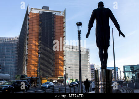 Europäische Kommission, Berlaymont, Brüssel, Stepping Forward Artwork von Hanneke Beaumont, in der Rue de la Loi, Stockfoto