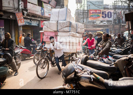Straßenszene in Varanasi, Uttar Pradesh, Indien, Asien Stockfoto