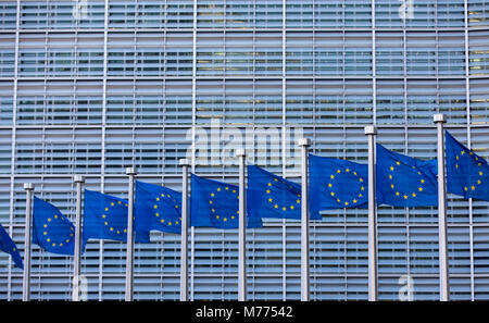 Europäische Flaggen vor dem Gebäude der Europäische Kommission, Berlaymont, Brüssel, Belgien, Stockfoto