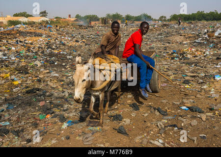 Freundlichen Jungen auf einer öffentlichen rubbishdump, Niamey, Niger, Afrika Stockfoto