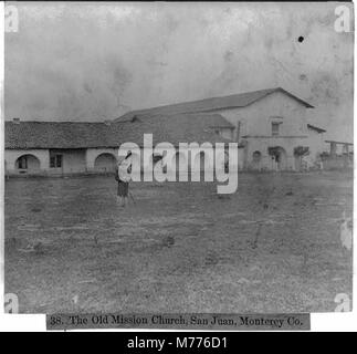Die Old Mission Church of San Juan Bautista im Monterey County, Kalifornien, ist eine historische Kirche aus der spanischen Kolonialzeit. Es wurde 1797 gegründet und ist bekannt für seine unverwechselbare Architektur und Rolle in der Religions- und Kulturgeschichte Kaliforniens. Stockfoto