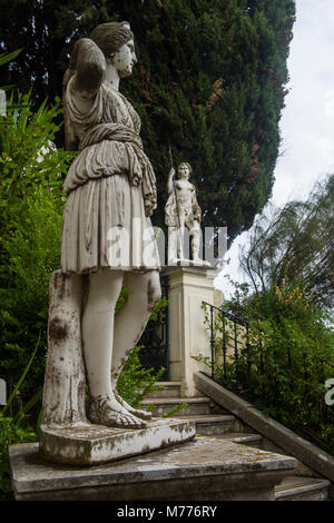 Klassische Statue in das Achilleion Palast, die Altstadt von Korfu, Ionische Inseln, Griechische Inseln, Griechenland, Europa Stockfoto