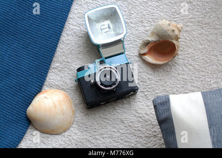 Abstrakte Strand Zusammensetzung mit Vintage film Kamera, Muscheln und abisolierten Kissen von einem hohen Winkel anzeigen Stockfoto