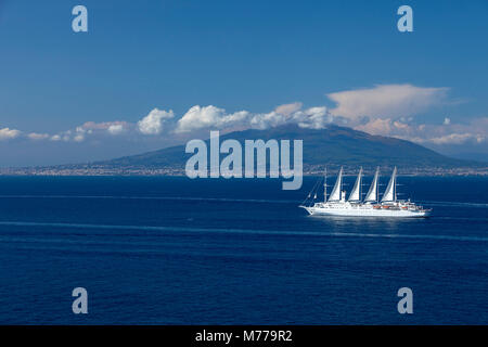 Vesuv aus auf die Bucht von Neapel mit Wind Surf Kreuzfahrtschiff im Vordergrund, Kampanien, Italien, Europa Stockfoto