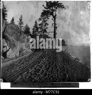 Das Bild bietet einen Blick von den Sierra Rocks am Ostufer des Lake Tahoe, der nach Süden in Richtung Cave Rock blickt. Die atemberaubende Landschaft fängt die natürliche Schönheit dieses berühmten amerikanischen Sees und seiner umliegenden Berge ein. Stockfoto