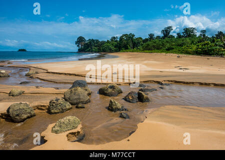 Playa de Alena, weißen Sandstrand auf der Insel Bioko, Äquatorialguinea, Südafrika Stockfoto