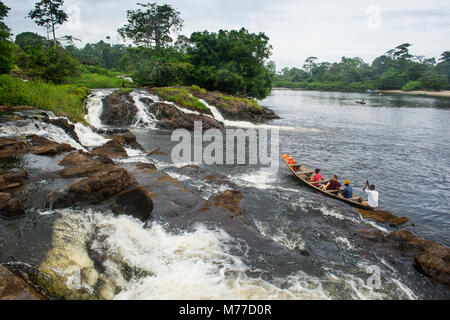 Touristenboot unter dem Lobe Wasserfälle, Kribi, Kamerun, Afrika Stockfoto