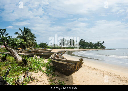 Fischerboote am Strand von Kribi, Kamerun, Afrika Stockfoto
