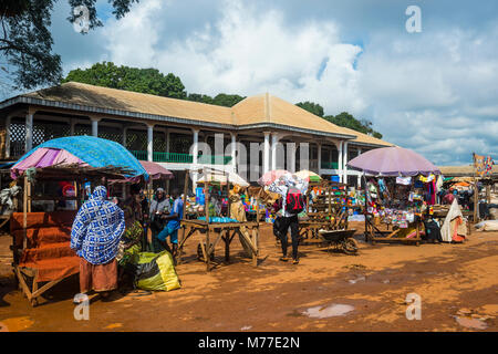 Markt vor der Moschee von Foumban, Kamerun, Afrika Stockfoto