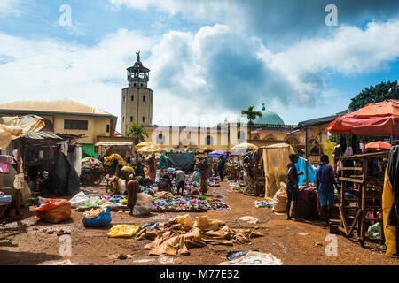 Markt vor der Moschee von Foumban, Kamerun, Afrika Stockfoto