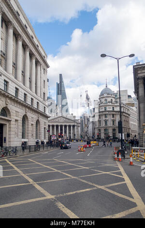 Eine Ansicht von Geflügel, London mit dem Royal Exchange und 122 Leadenhall St im Hintergrund Stockfoto