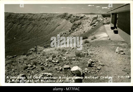 Foto des Beobachtungsgebäudes am Meteor-Krater in der Nähe von Winslow, Arizona. Das Bild hebt die geologischen Merkmale des Kraters und die architektonische Struktur hervor, die für die Besichtigung und Untersuchung des Ortes konzipiert wurde, ein bedeutendes Wahrzeichen für Geologen und Besucher gleichermaßen. Stockfoto