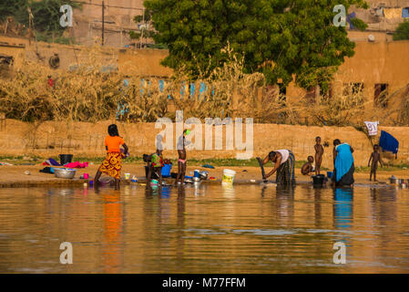 Menschen Waschen an den Ufern des Flusses Niger, Niamey, Niger, Afrika Stockfoto