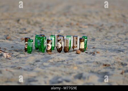 Flaschen Bier in den Sand konfrontiert Stockfoto