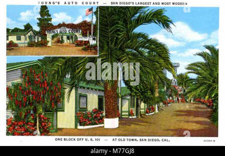Ein Foto von Young's Auto Court, bekannt als der größte und modernste Motorplatz in San Diego, liegt direkt an der U.S. Route 101. Das Bild zeigt die Unterkunft am Straßenrand, die für Reisende in der Mitte des 20. Jahrhunderts entworfen wurde. Stockfoto