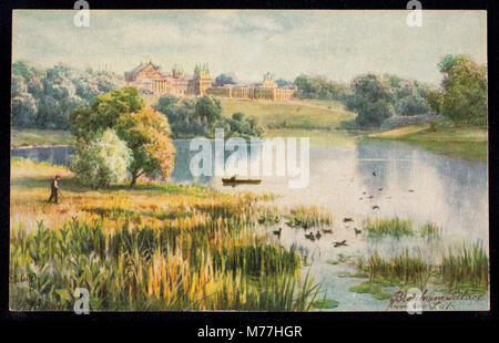 Dieser Blick auf den Blenheim Palace vom See aus fängt die Pracht eines der berühmtesten Herrenhäuser Englands ein. Der Palast in Oxfordshire ist bekannt für seine atemberaubende Architektur und historische Bedeutung. Stockfoto