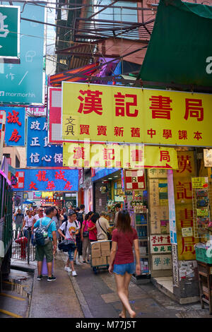 Werbeschilder an einer belebten Straße im beliebten Einkaufsviertel von Mong Kok (Mongkok, Kowloon, Hong Kong, China, Asien Stockfoto