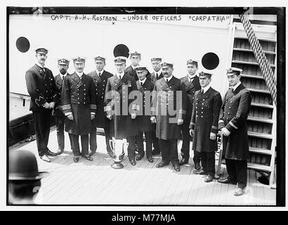 Dieses Bild zeigt Captain Rostron und die Offiziere an Bord der RMS Carpathia, berühmt für die Rettung der Überlebenden der Titanic-Katastrophe im Jahr 1912. Stockfoto
