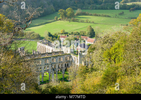 Rievaulx Abbey und abgelegenen Dorf in der Nähe von Helmsley in North Yorkshire, England, Großbritannien, Europa Stockfoto