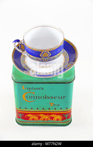 Ein vintage Zinn von Lipton connoisseur Kaffee mit Tassen und Untertassen. Stockfoto