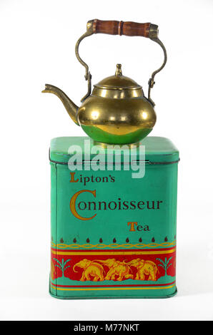 Ein vintage Zinn von Lipton connoisseur Kaffee mit Messing Teekanne. Stockfoto