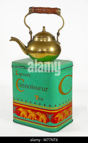 Ein vintage Zinn von Lipton connoisseur Kaffee mit Messing Teekanne. Stockfoto