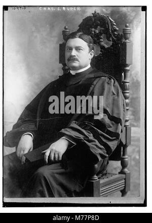 Chas. S. Burch in akademischer Robe LCCN 2014685402 sitzt Stockfoto