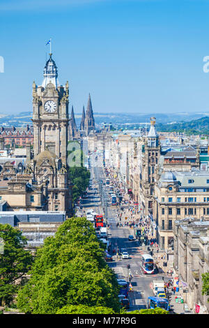 Viel Verkehr auf der Princes Street, dem Stadtzentrum und die Skyline von Edinburgh, Edinburgh, Midlothian, Schottland, Großbritannien, Europa Stockfoto