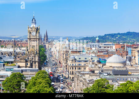 Viel Verkehr auf der Princes Street, dem Edinburgh City Centre und Skyline, Edinburgh, Midlothian, Schottland, Großbritannien, Europa Stockfoto