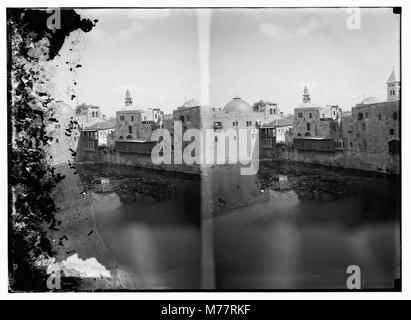 Dieses Bild zeigt die Grabeskirche und die Umgebung, einschließlich des Hiskia-Pools, und bietet einen Blick auf zwei wichtige religiöse und historische Wahrzeichen in Jerusalem. Stockfoto