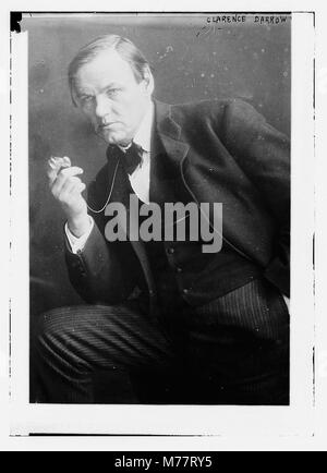 Clarence Darrow, 3-4 stehen, ein Bein angehoben LCCN 2014686460 Stockfoto