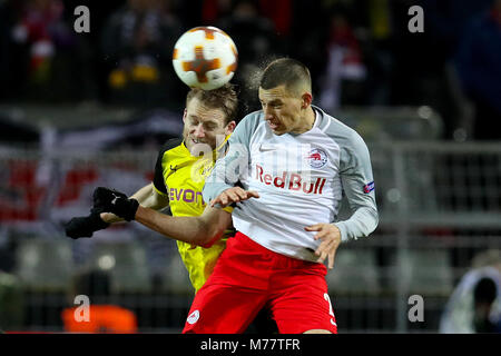 Dortmund, Deutschland. 8 Mär, 2018. Andre Schurrle (L) von Dortmund Mias mit Stefan Lainer Salzburg während der UEFA Europa League Achtelfinale Hinspiel Übereinstimmung zwischen Borussia Dortmund Deutschlands und Österreichs FC Red Bull Salzburg am Signal Iduna Park, Dortmund, Deutschland, am 8. März 2018. FC Red Bull Salzburg gewann 2-1. Quelle: Joachim Bywaletz/Xinhua/Alamy leben Nachrichten Stockfoto