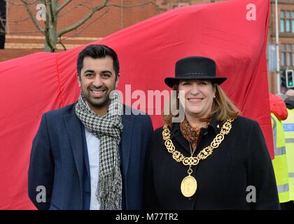 Humza Yousaf und Lord Provost Eva Bolander nahmen an einer Enthüllungszeremonie für ein Kunstwerk in Govan, Glasgow, Teil. Stockfoto