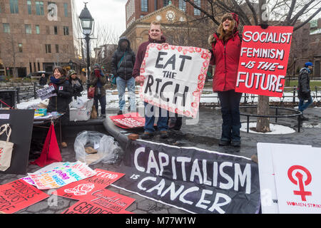 - New York, NY, USA. Vom 8. März 2018 Aktivistinnen sammelten in den Washington Square Park für März zu Zuccotti Park, zum Internationalen Frauentag © Stacy Walsh Rosenstock Credit: Stacy Walsh Rosenstock/Alamy Leben Nachrichten markieren Stockfoto