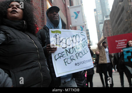 New York, NY, USA. 8 Mär, 2018. New York City Bürgermeister Bill De Blasio und in New York City First Lady Chirlane McCray halten ein Town Hall Meeting mit New York City High School Studenten zum Thema Waffengewalt und Sicherheit Protokolle anstelle von Schießereien in Schulen, die die Vereinigten Staaten gequält haben. Diese Veranstaltung war im Vanderbilt YMCA in New York City am 8. März 2018 in New York City statt. Quelle: MPI 43/Media Punch/Alamy leben Nachrichten Stockfoto