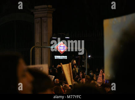 Madrid, Spanien. 8 Mär, 2018. Leute teilnehmen, die in der Manifestation der Internationale Tag der Frau in Madrid, Spanien, 8. März 2018. Die feministische Streik in der Verteidigung der Rechte der Frauen in der Arbeitswelt und Gesellschaft fand in Spanien am Donnerstag mit den Internationalen Tag der Frau. Quelle: Guo Qiuda/Xinhua/Alamy leben Nachrichten Stockfoto