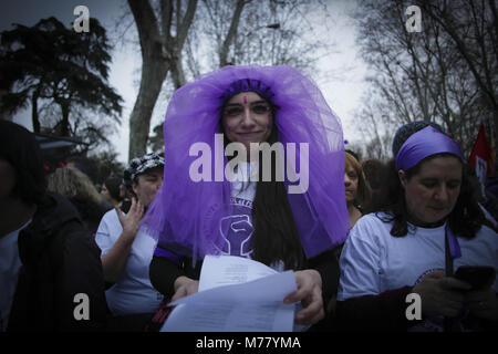 Madrid, Spanien. 8 Mär, 2018. Eine weibliche Teilnehmer der Demonstration gesehen. heute Tausende von Menschen marschierten durch die Straßen von Madrid und rund um die Welt dieses 8. März Tag der Frauen für Chancengleichheit, gerechtere Löhne für Frauen, soziale Gerechtigkeit, Hunderte von politischen und feministischen Gruppen gemeinsam marschierten, Gesang Slogans zugunsten der Freiheiten zwischen Männern und Frauen. Credit: Mario Roldan/SOPA Images/ZUMA Draht/Alamy leben Nachrichten Stockfoto