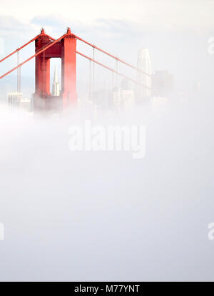 San Francisco, Kalifornien, USA. 8 Mär, 2018. Die Golden Gate Bridge Spitzen über dem Nebel in San Francisco Kalifornien am März 08, 2018. Credit: Josh Edelson/ZUMA Draht/Alamy leben Nachrichten Stockfoto