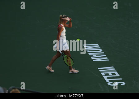 INDIAN WELLS, CA - MÄRZ 08: Sofia Zhuk Russlands konzentriert sich bei der BNP Paribas Open in Indian Wells Tennis Garden am 8. März in Indian Wells, Kalifornien 2018. Credit: Mauricio Paiz/Alamy leben Nachrichten Stockfoto