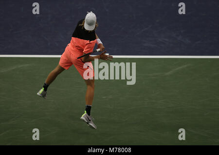 INDIAN WELLS, CA - MÄRZ 08: Denis Shapovalov von Kanada in Aktion während der BNP Paribas Open in Indian Wells Tennis Garden am 8. März 2018 im kalifornischen Indian Wells. Credit: Mauricio Paiz/Alamy leben Nachrichten Stockfoto