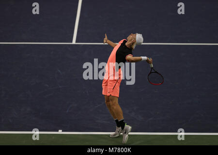 INDIAN WELLS, CA - MÄRZ 08: Denis Shapovalov von Kanada dient während der BNP Paribas Open in Indian Wells Tennis Garden am 8. März 2018 im kalifornischen Indian Wells. Credit: Mauricio Paiz/Alamy leben Nachrichten Stockfoto