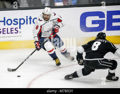 Los Angeles, Kalifornien, USA. 8 Mär, 2018. Washington Capitals 'forward Alex Ovechkin (8) Mias mit Los Angeles Kings' Verteidiger Drew Doughty (8) Während einer 2017-2018 NHL Hockey Spiel in Los Angeles, am 8. März 2018. Die Könige gewann 3-1. Credit: Ringo Chiu/ZUMA Draht/Alamy leben Nachrichten Stockfoto