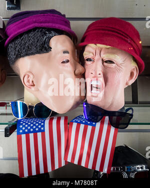 London, Großbritannien. 22 Jan, 2018. Kim Jong-un und Donald Trump Gesichtsmasken sind provozierend in West London shop Fenster angeordnet. Credit: Guy Corbishley/Alamy leben Nachrichten Stockfoto