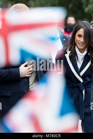 Birmingham, Großbritannien. 8. März, 2018. Meghan Markle trifft als die Fahnen schwenkten - Prinz Harry und Meghan Markle feiern den Internationalen Frauentag im Millennium Point, Birmingham, England am 8. März 2018. Foto von Andy Rowland. Credit: Andrew Rowland/Alamy leben Nachrichten Stockfoto