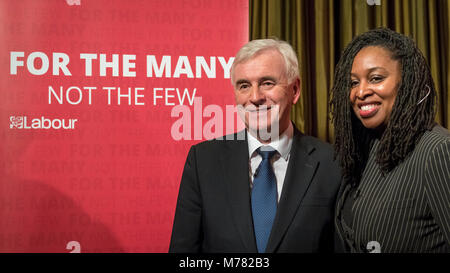 London, Großbritannien. 9. März 2018. John McDonnell MP, Labours Schatzkanzler, und Dawn Butler MP, von Labour Schattenminister für Frauen und Gleichstellung, nachdem John McDonnell eine Pre-Spring Erklärung Rede in Westminster, vor Kanzler Philip Hammond liefert die Feder Erklärung nächste Woche. Credit: Stephen Chung/Alamy leben Nachrichten Stockfoto