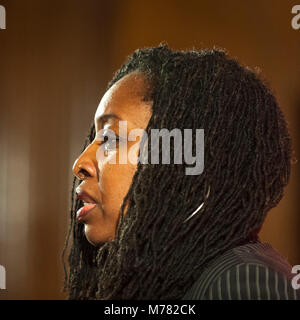 London, Großbritannien. 9. März 2018. Dawn Butler MP, von Labour Schattenminister für Frauen und Gleichstellung, stellt John McDonnell MP, Labours Schatzkanzler, ein Pre-Spring Erklärung Rede in Westminster vor Bundeskanzler Philip Hammond liefert die Feder Erklärung nächste Woche zu machen. Credit: Stephen Chung/Alamy leben Nachrichten Stockfoto