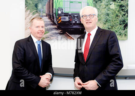 09 März 2018, Deutschland, Kiel: Vossloh Locomotives Manager Bernd Hoppe (l) und Thomas Schwichtenberg stehen in der Lobby. Vossloh Locomotives plant eine neue Produktionsstätte in Kiel-Suchsdorf zu öffnen. Foto: Frank Molter/dpa Stockfoto